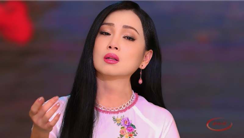 Ca sĩ tỉ phú’ Hà Phương lưu luyến tình yêu tuổi học trò qua ca khúc ‘Màu mực tím