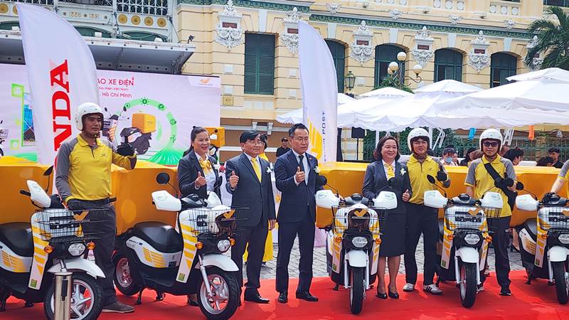 Honda Việt Nam bàn giao thêm 130 xe điện Benly e cho Bưu điện Việt Nam