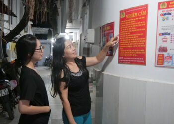 Bà Lê Thị Kim Chi (bên phải) hướng dẫn công nhân ở trọ các quy định về phòng cháy chữa cháy Ảnh: HỒNG ĐÀO