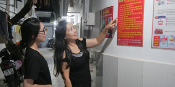 Bà Lê Thị Kim Chi (bên phải) hướng dẫn công nhân ở trọ các quy định về phòng cháy chữa cháy Ảnh: HỒNG ĐÀO