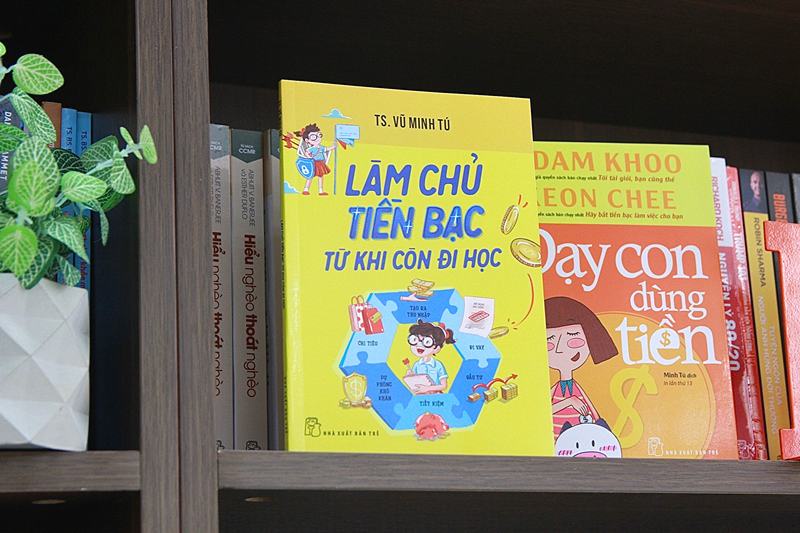 Cuốn sách cùng các bạn học sinh cấp 3 và sinh viên chào đón năm học mới