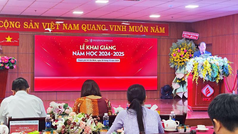 Trường Cao đẳng Kinh tế TPHCM trao bằng tốt nghiệp cho hơn 2000 tân cử nhân, tân kỹ sư