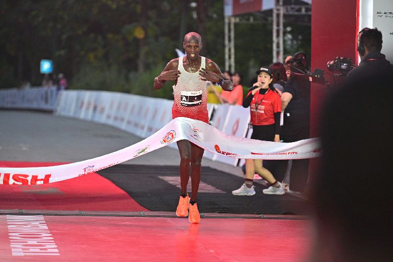 VĐV người Kenya Kiptoo Edwin vô địch Giải Marathon quốc tế TP.HCM Techcombank 2024