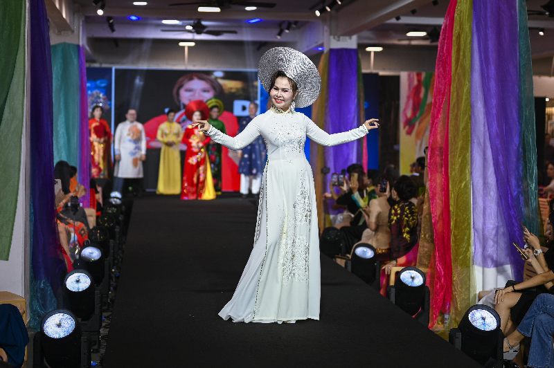 Hơn 100 thiết kế toả sáng tại Gala “Áo dài tri ân”