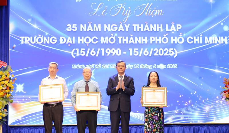 Trường Đại Học Mở Thành Phố Hồ Chí Minh đón nhận bằng khen của Thủ Tướng tại Lễ kỷ niệm 35 năm thành lập