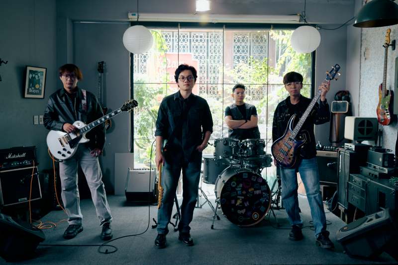 Chillies tung MV “Từ đầu”: Khi những ông hoàng Indie quyết định quay về vạch xuất phát!